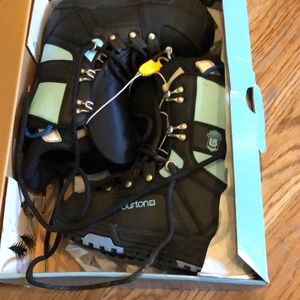 Burton women’s/girls size 4 Burton snowboard boot brand new